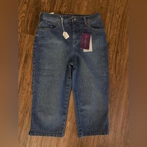 NWT Gloria Vanderbilt classic Fit Denim Capri Size 8